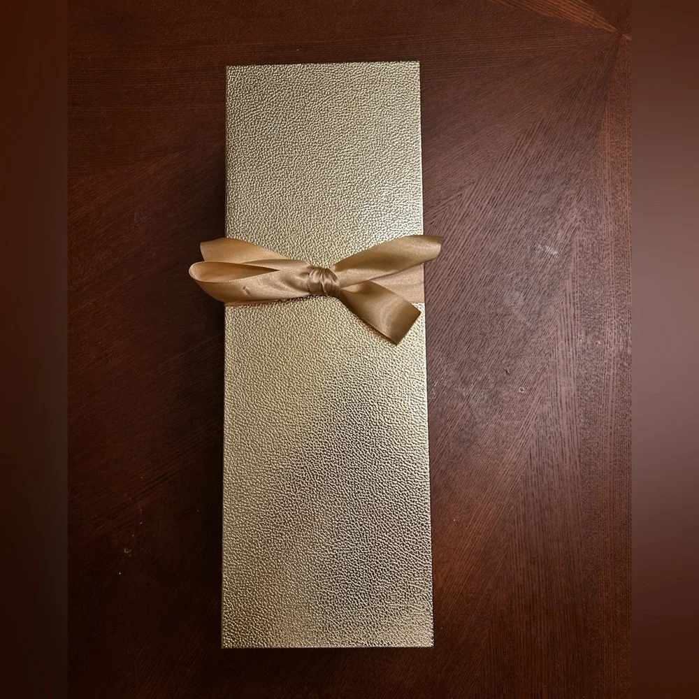 Wine Gift Box with Magnetic Closure